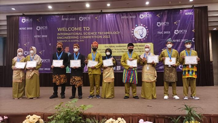 Final ISTEC 2022 di Bandung, Siswa MAN 1 Pekanbaru Raih 3 Medali Perak dan 5 Perunggu 